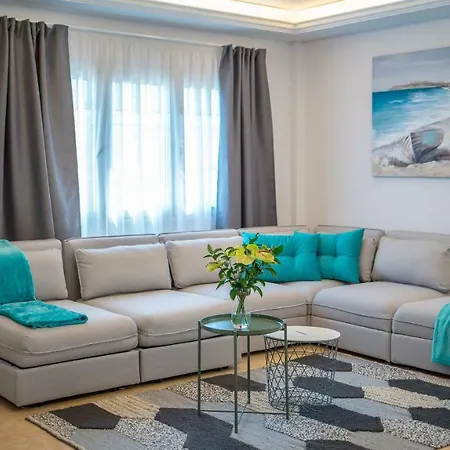 Вилла Villa, Private Heated Pool And Jacuzzi .