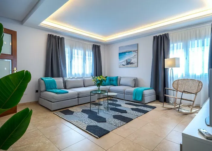 Villa, Private Heated Pool And Jacuzzi . Villa
