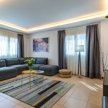 Villa, Private Heated Pool And Jacuzzi . Villa