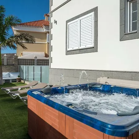 Villa Villa, Private Heated Pool And Jacuzzi .