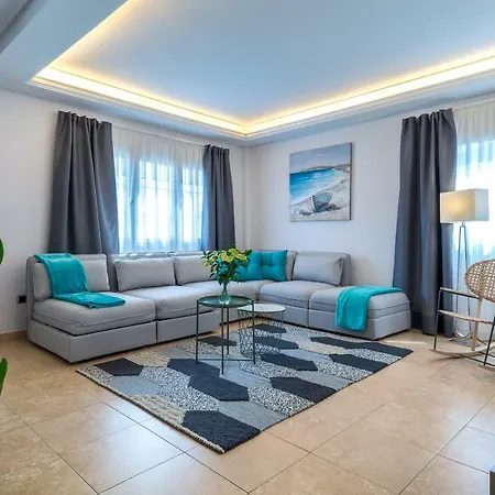 Villa, Private Heated Pool And Jacuzzi . Willa