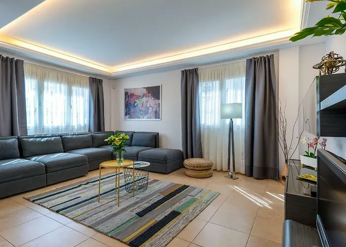 Villa, Private Heated Pool And Jacuzzi . Вилла